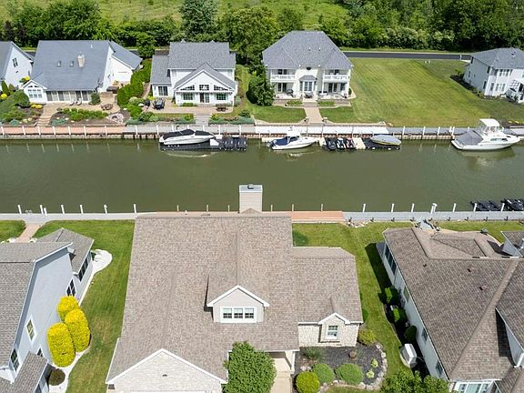 3rd image of 2091 S Bristol Dr