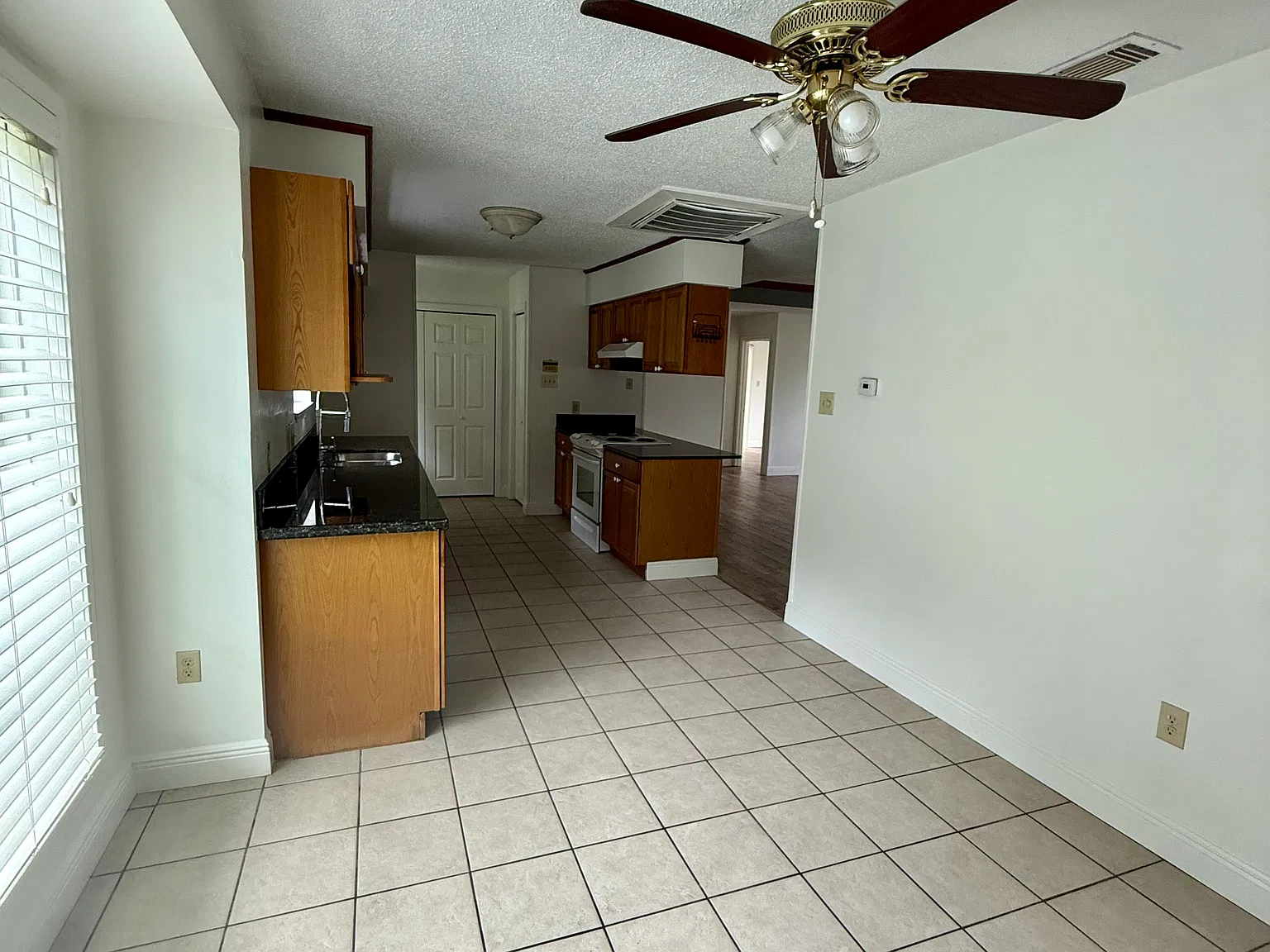 3 bed, 2.5 bath, 1450 sqft, $1,700 — Photo 4