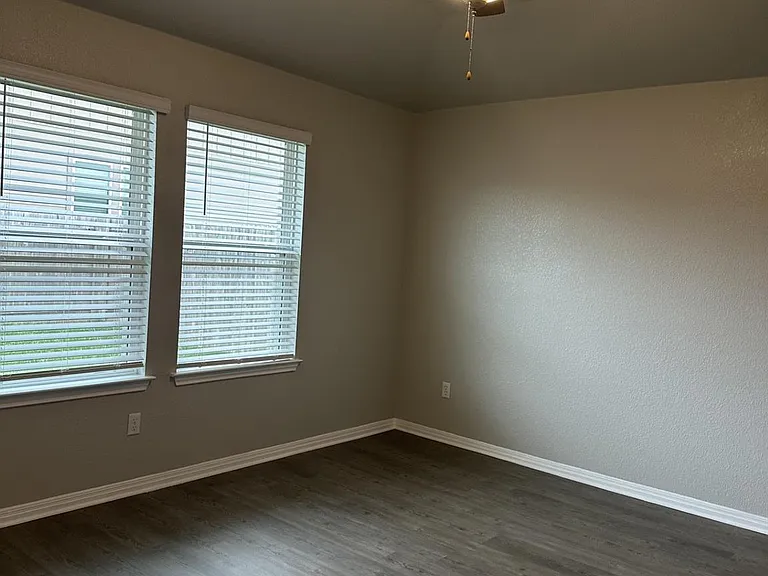 201 Longmount Cv — Photo 9