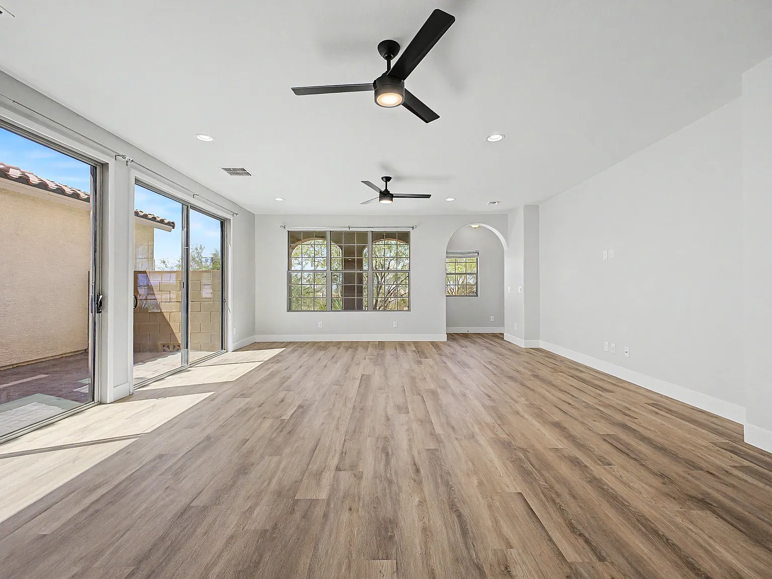 3 bed, 2.5 bath, 2023 sqft, $2,599 — Photo 4
