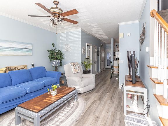 3rd image of 18 Rock Garden Ln