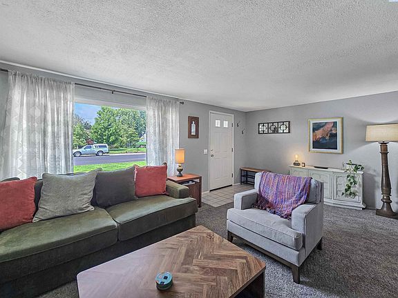 5th image of 646 Cedar Ave