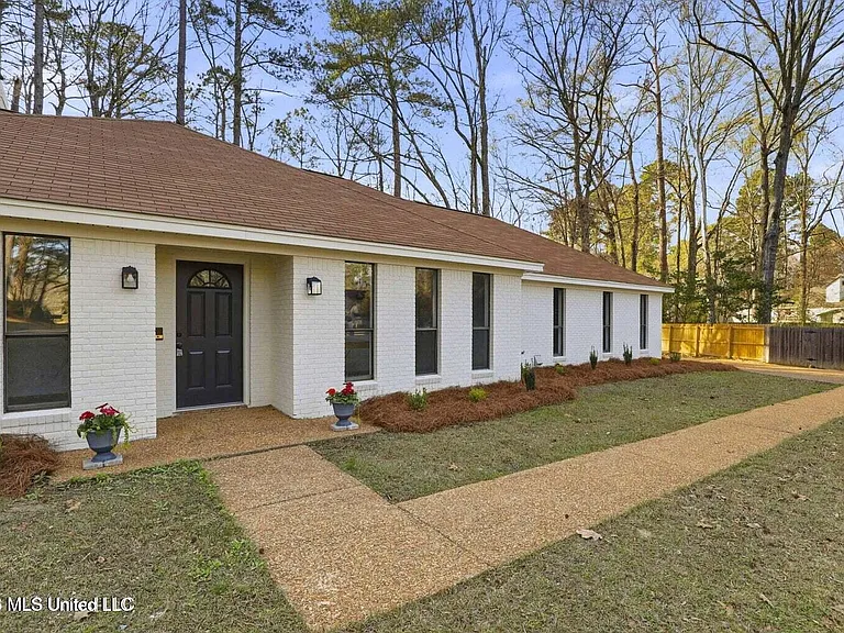 409 Arundel Dr — Photo 2