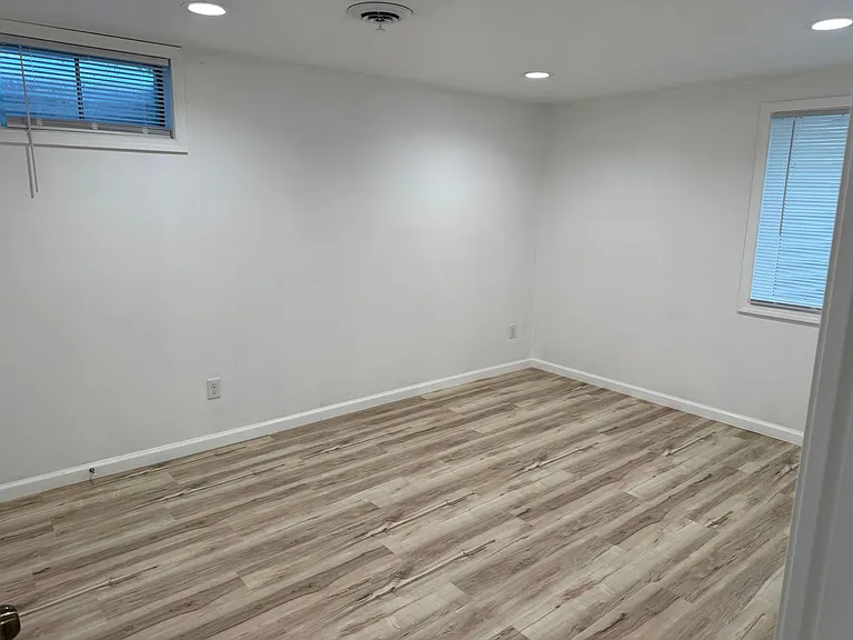 209 W Royal Dr — Photo 15