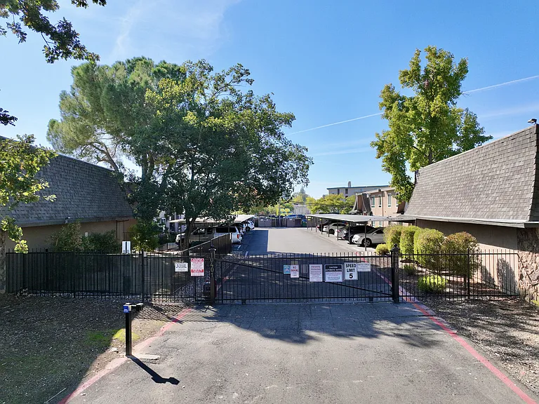 Rose Glen Apartments — Photo 15