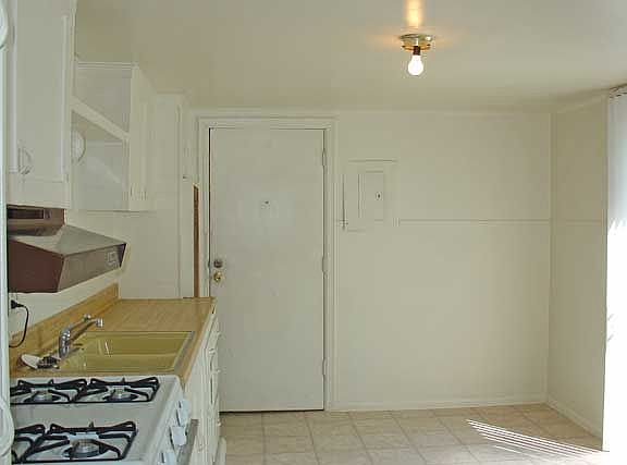 4th image of 141 1/2 Broadwater Ave