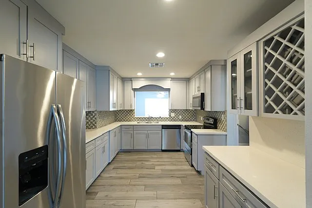 6 bed, 2500 sqft, $3,000 — Photo 4