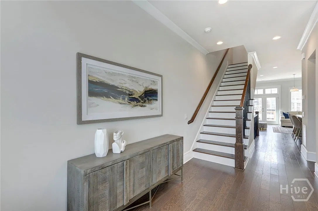 3 bed, 3.5 bath, 2118 sqft, $5,900 — Photo 2