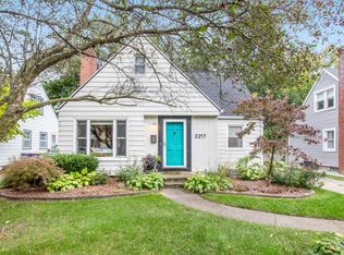 2217 Riverside Dr NE, Grand Rapids, MI 49505