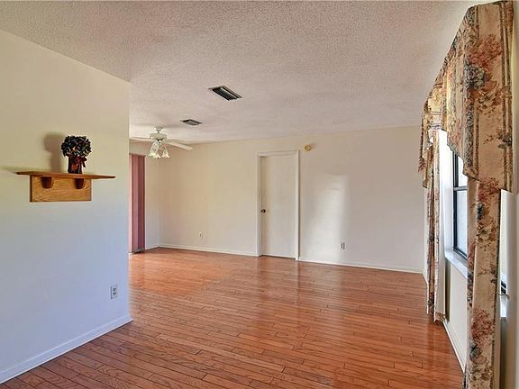 4th image of 387 Nikomas Way