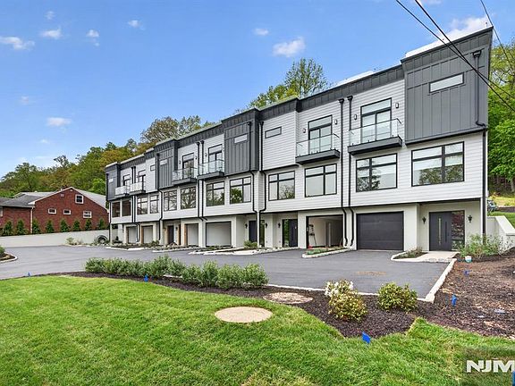 3rd image of 520 Valley Road