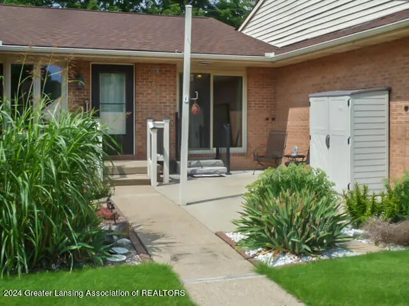 288 Bonnie Brook Dr #27, Charlotte, MI 48813