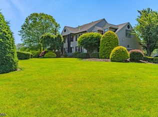 2 Navajo Ln, Freehold, NJ 07728