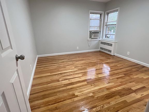 4th image of 15-42 Utopia Pkwy Floor 1