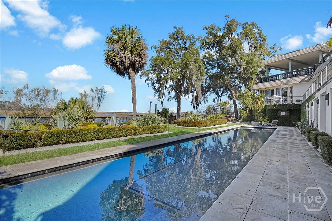 2 bed, 1.0 bath, 2000 sqft, $4,750 — Photo 1