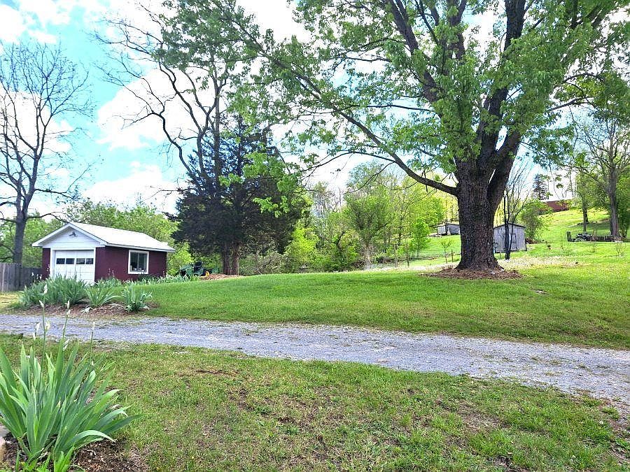 1st image of 704 Turnpike Rd