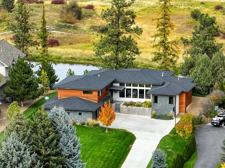 229 Arbour Dr E — Photo 3