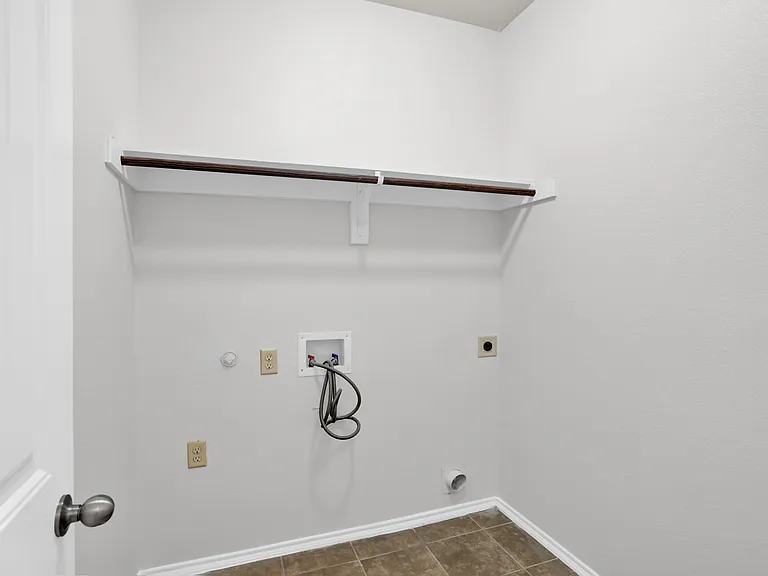 2138 Meadow View Dr — Photo 26