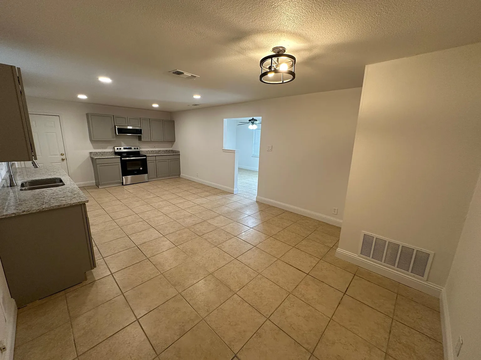 4 bed, 1722 sqft, $1,995 — Photo 4