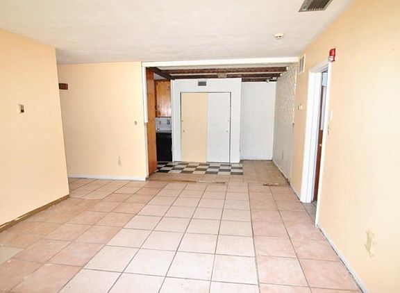4th image of 6117 N Hudson St