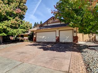 891 Sunriver Ln, Redding, CA 96001