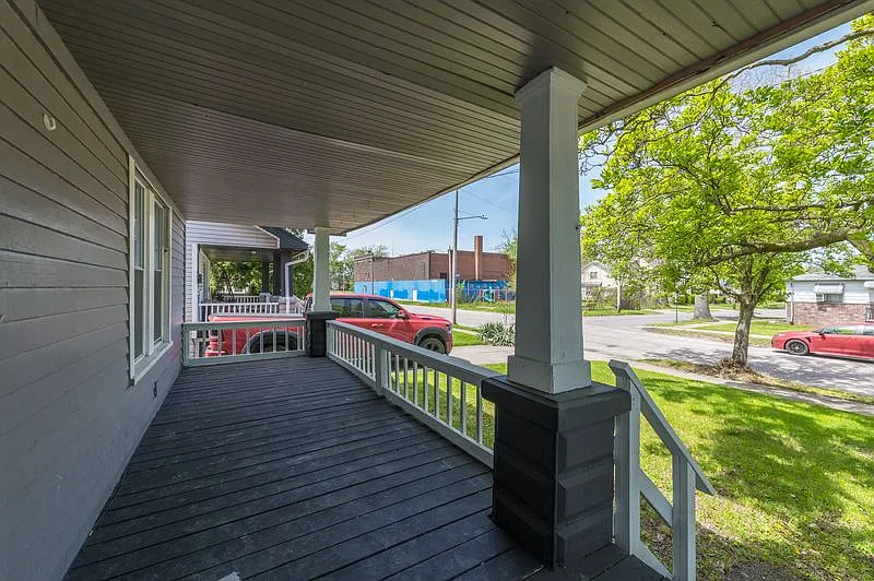 4 bed, 1.5 bath, 2422 sqft, $1,600 — Photo 3