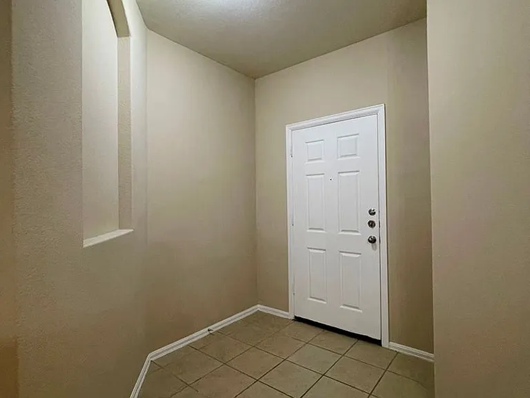 376 Spruce Dr — Photo 2