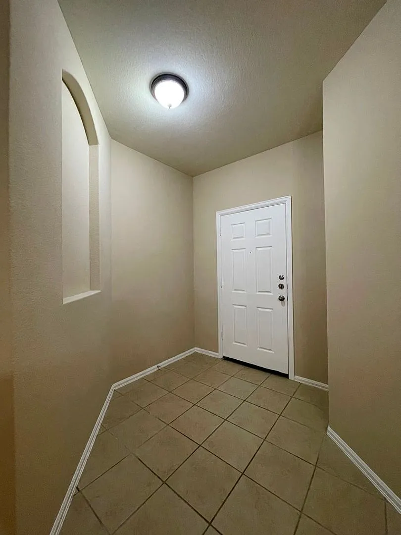 Building Photo - 376 Spruce Dr