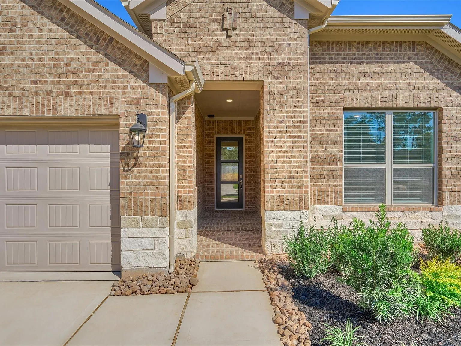 4 bed, 3.0 bath, 2092 sqft, $2,300 — Photo 2