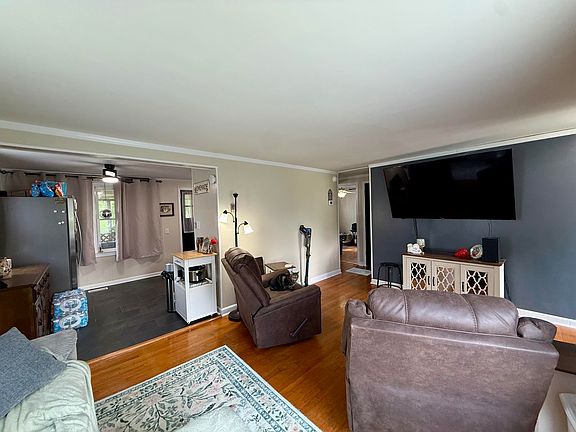 4th image of 709 Woodland Rd