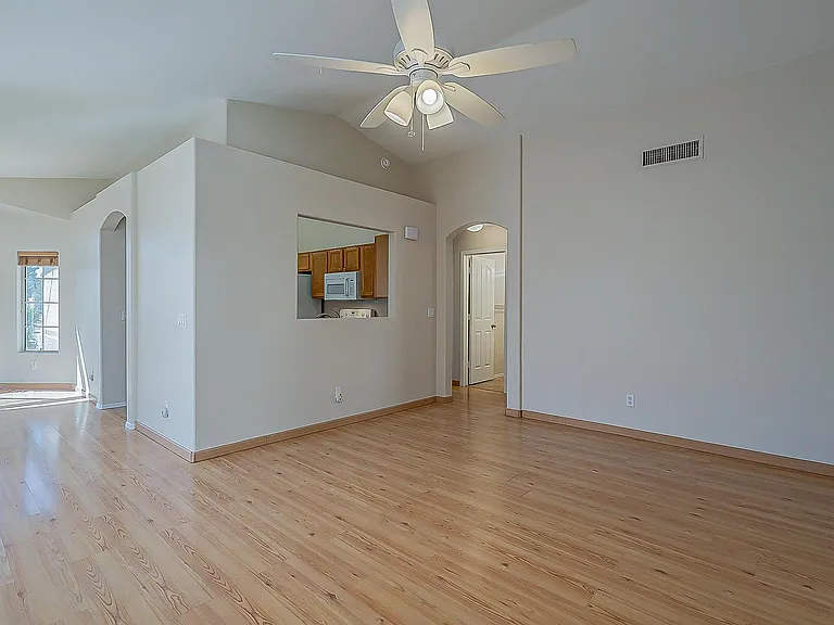 718 W Baylor Ln — Photo 6