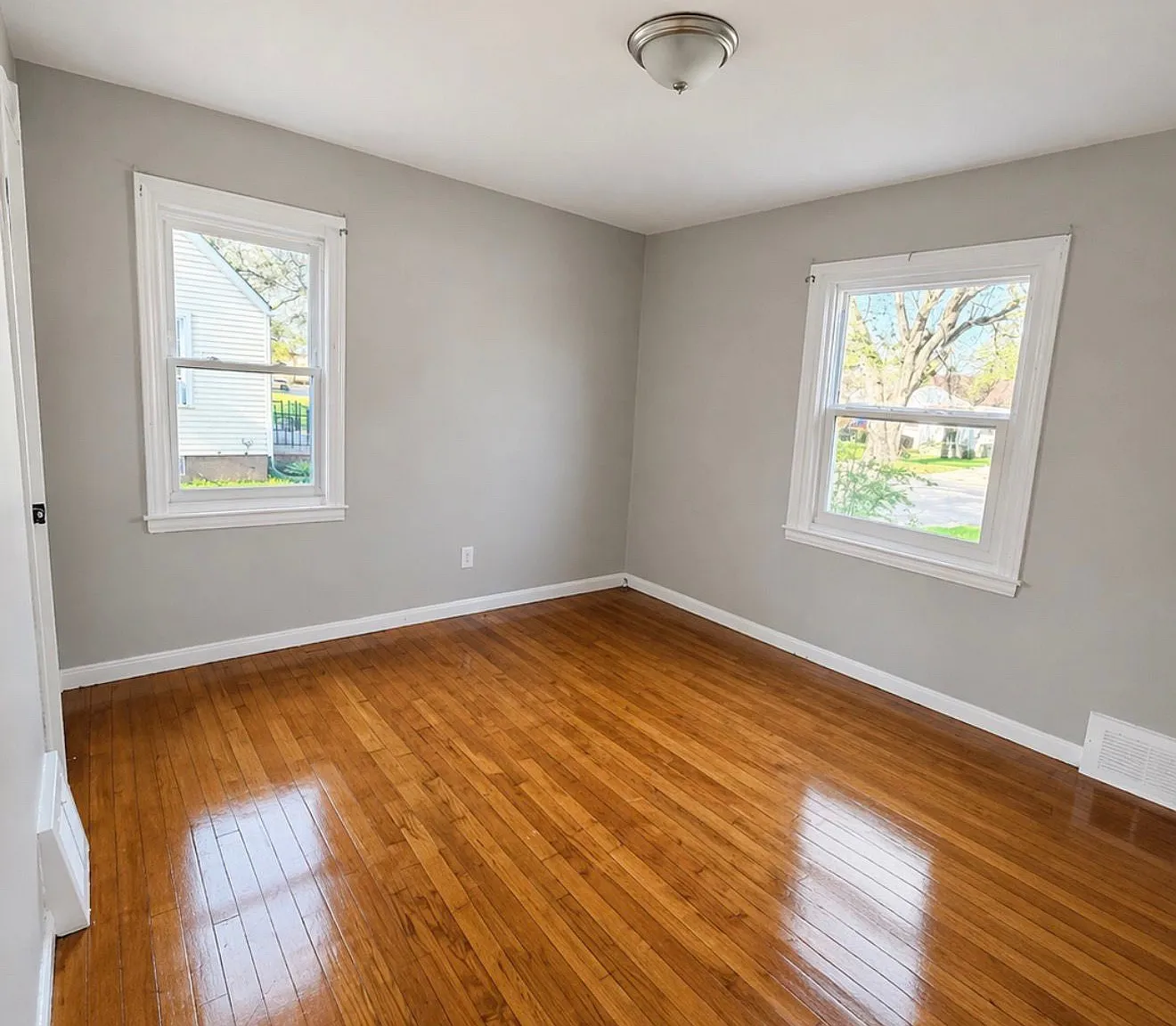 3 bed, 885 sqft, $1,350 — Photo 2
