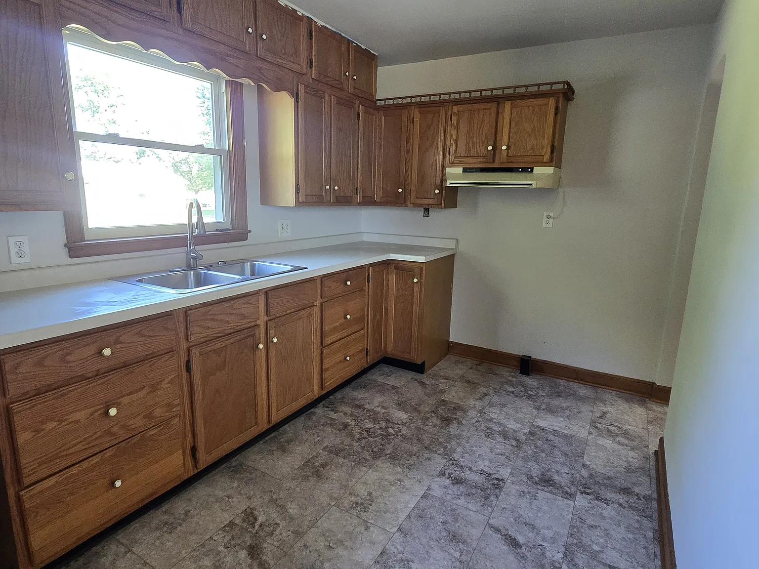 4 bed, $1,200 — Photo 3