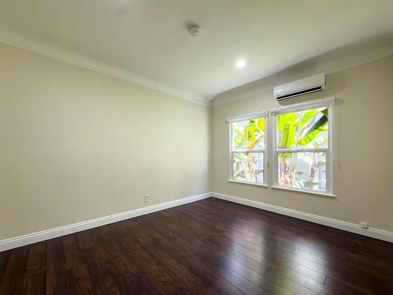 137 S Roxbury Dr — Photo 8