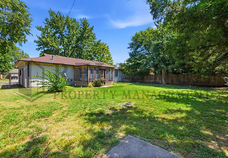 2103 W Columbine Ln — Photo 7