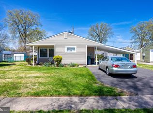 61 Thorny Apple Ln, Levittown, PA