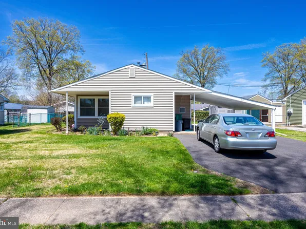 61 Thorny Apple Ln, Levittown, PA 19054