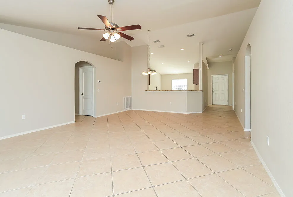 4 bed, 2.0 bath, 1710 sqft, $2,010 — Photo 4