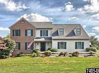 2 Greenview Dr, Shrewsbury, PA 17361