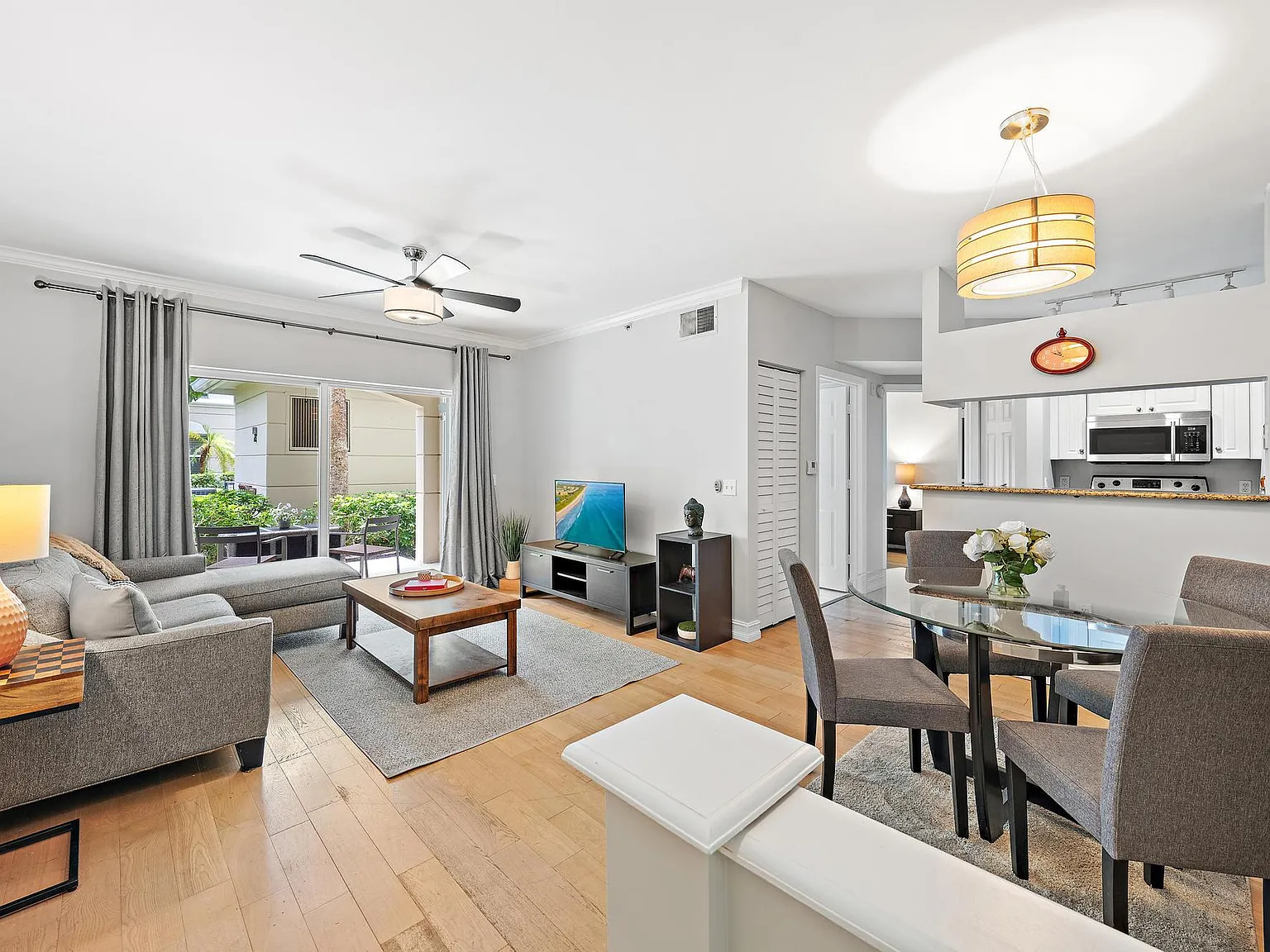 1 bed, 1.0 bath, 696 sqft, $2,100 — Photo 2