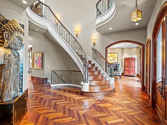 3rd image of 950 Lake Rd