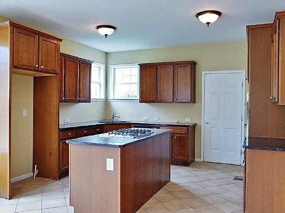 5th image of 705 Lily Glen Ln