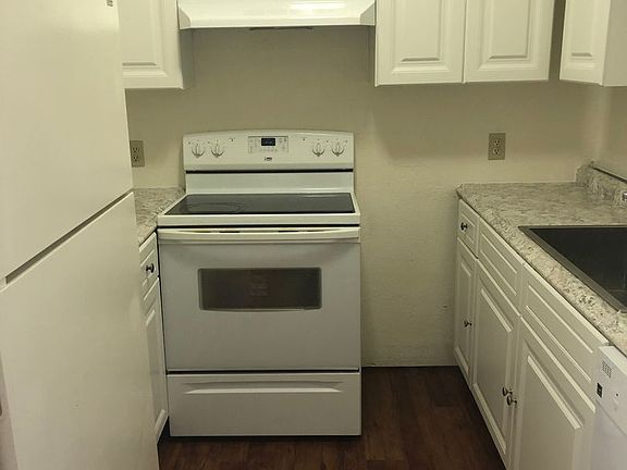 3rd image of 1411 Edinburgh Rd #305