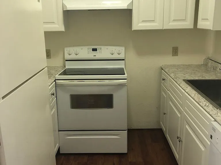 1411 Edinburgh Rd — Photo 3