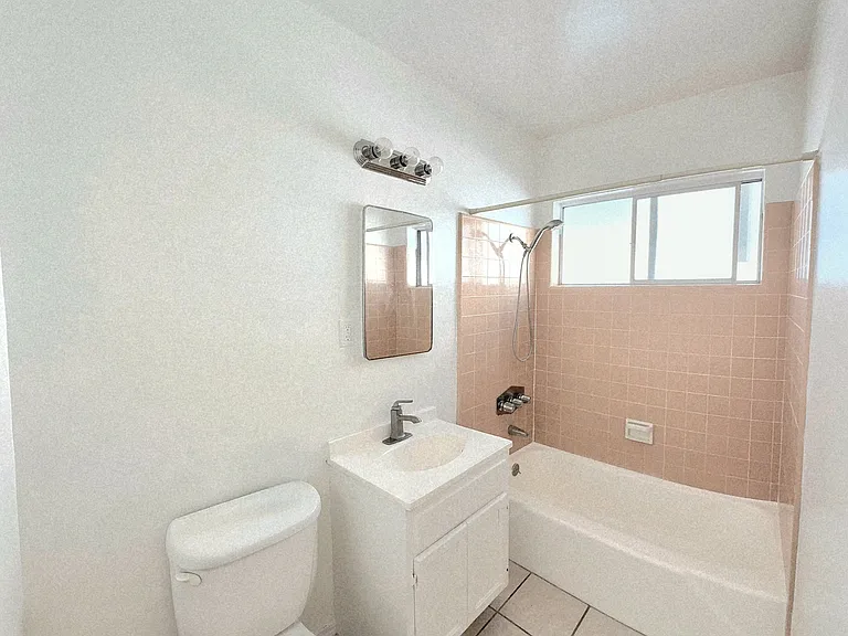 330 W Queen St — Photo 5