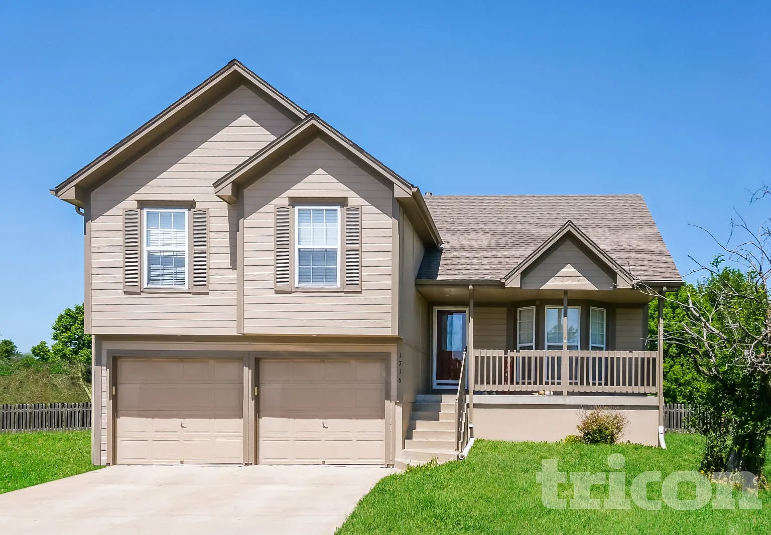 1716 Lynn Cir Greenwood MO — Photo 1