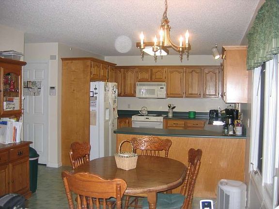 Kitchen & Breakfast Area