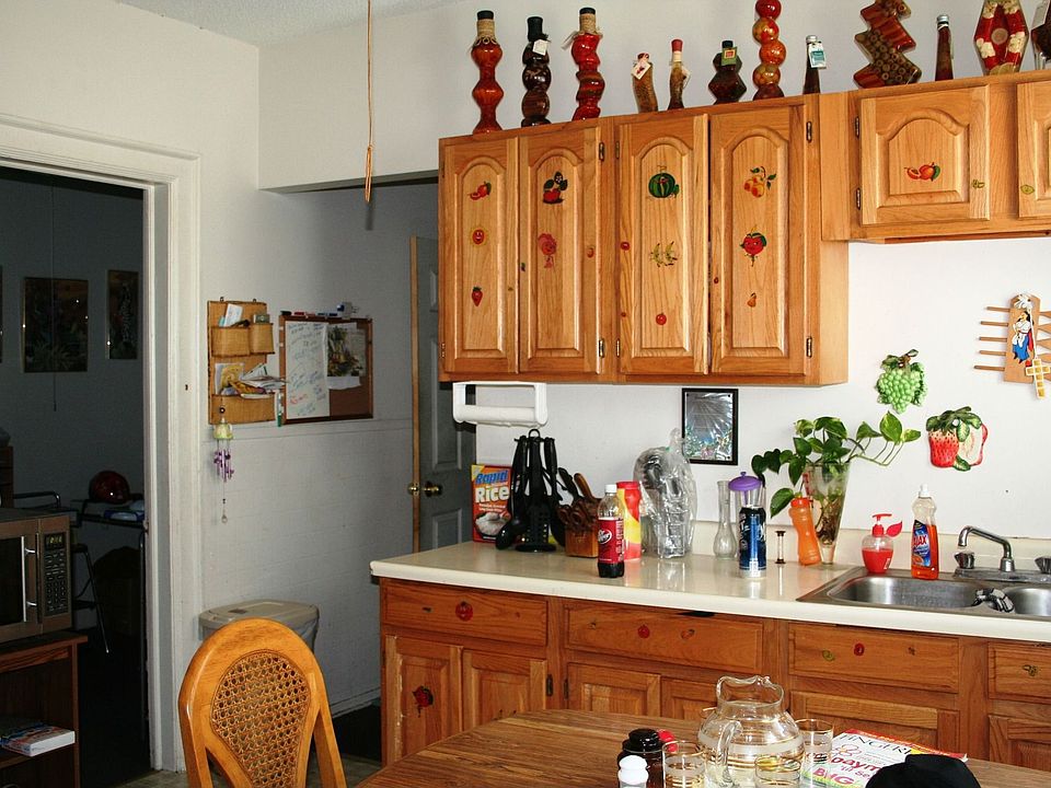 Large Updated Eat In Kitchen