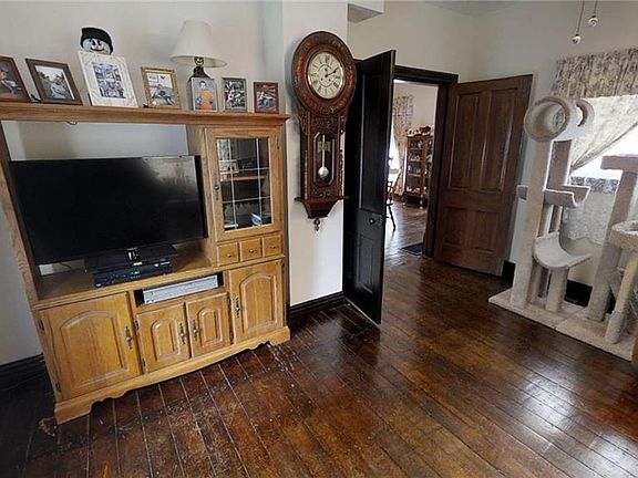 5th image of 213 E Walnut St