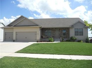 433 Creek Side Dr, Fairfax, IA 52228